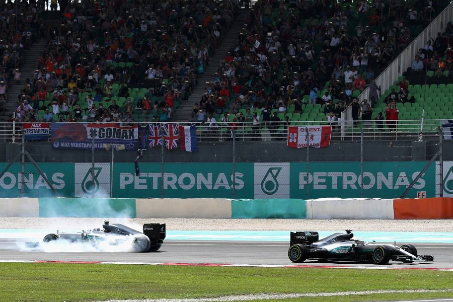 Rosberg cerca disperatamente di tornare in gara mentre Hamilton scappa. Getty